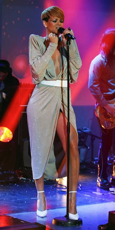 rihanna-sing-12189-4