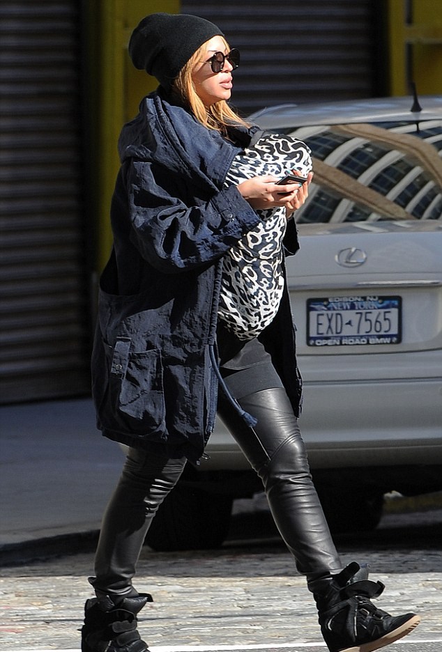 Beyonce LInda Farrow the Row Round Sunlgasses