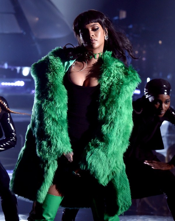 rihanna-iheartradio-2015-music-awards-dior-versace-2