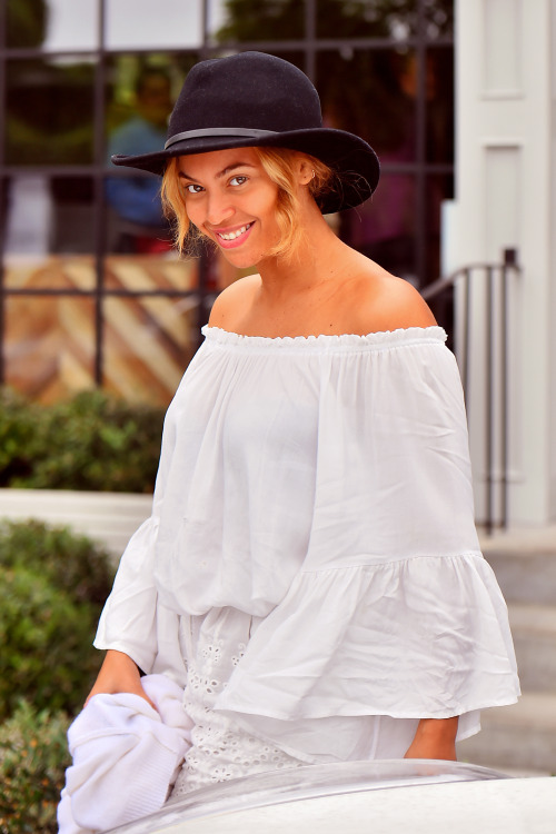 beyonce-gracias-madre-elan-top-zimmermann-shorts-aquazzura-olivia-palermo-sandals-1