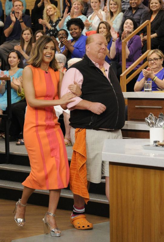 jessica-alba-at-the-chew-talk-show-in-canada-06-09-2015-roksanda-dress-bionda-castana-sandals-2