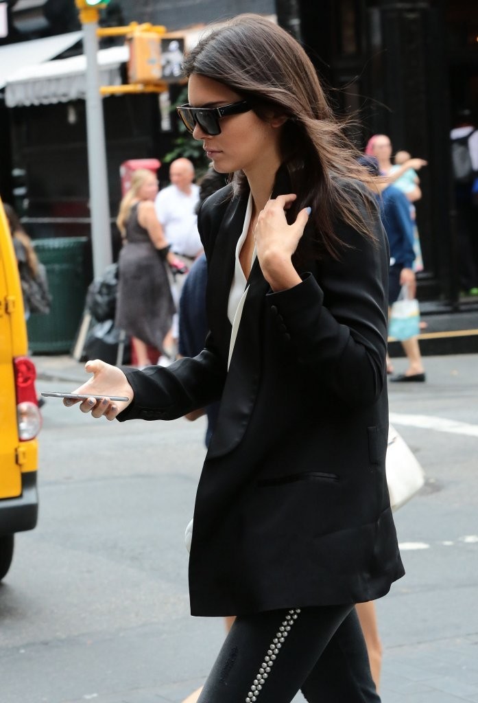 Kendall+Jenner+Kendall+Jenner+Strolls+NYC-victoria-beckham-blk-dnm-manolo-blahnik-saint-laurent-2