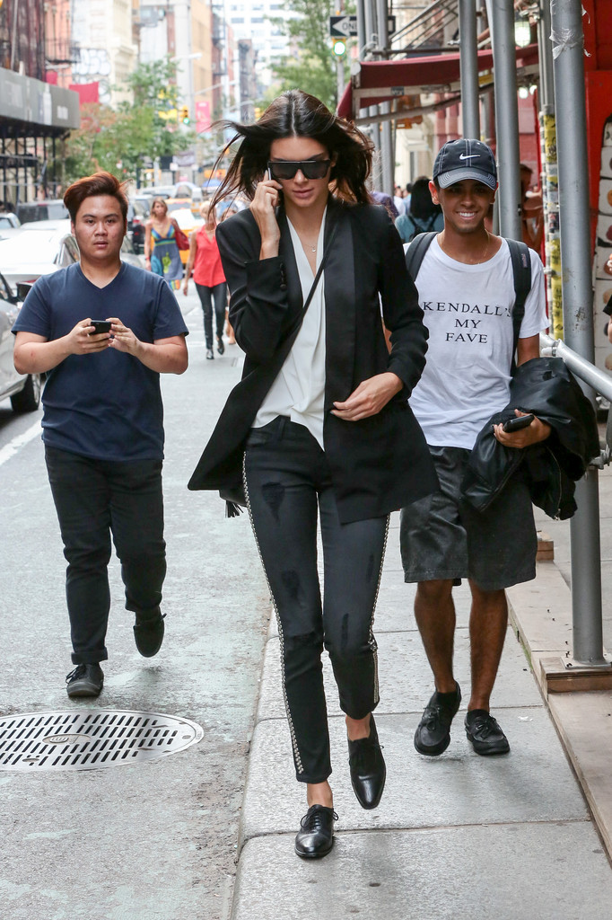 Kendall+Jenner+Kendall+Jenner+Strolls+NYC-victoria-beckham-blk-dnm-manolo-blahnik-saint-laurent