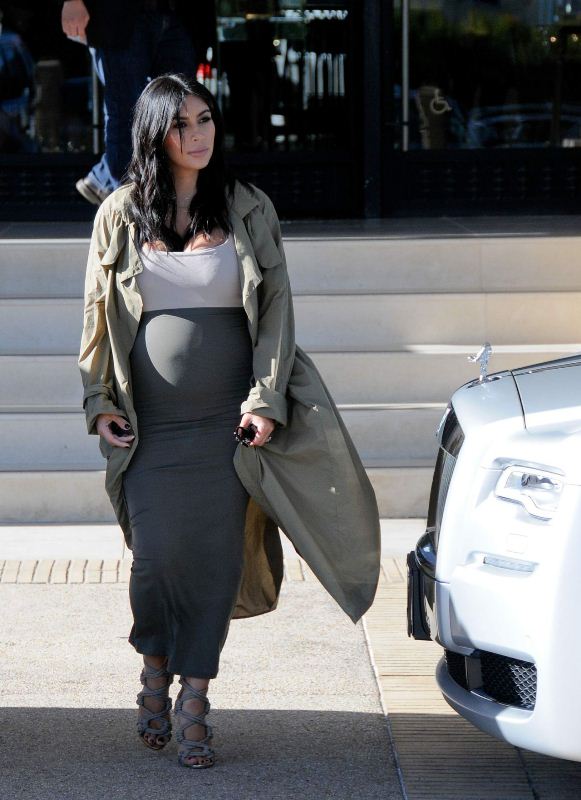 kim-kardashian-style-shops-at-barneys-in-los-angeles-august-2015