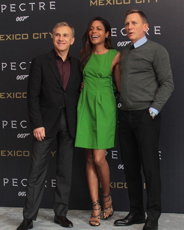 naomie-harris-spectre-mexico-photocall-lanvin-2