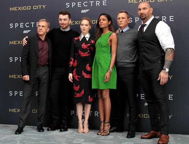 naomie-harris-spectre-mexico-photocall-lanvin