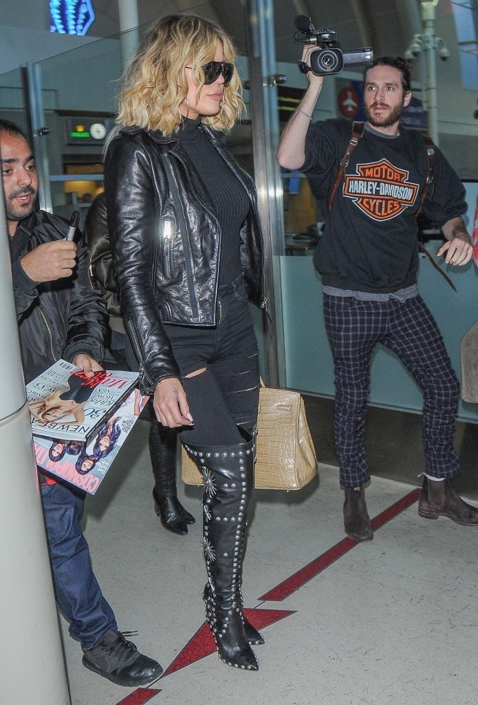 Khloe-Kardashian-Arrives-at-JFK-Airport-2