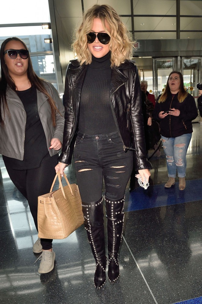 Khloe-Kardashian-Arrives-at-JFK-Airport