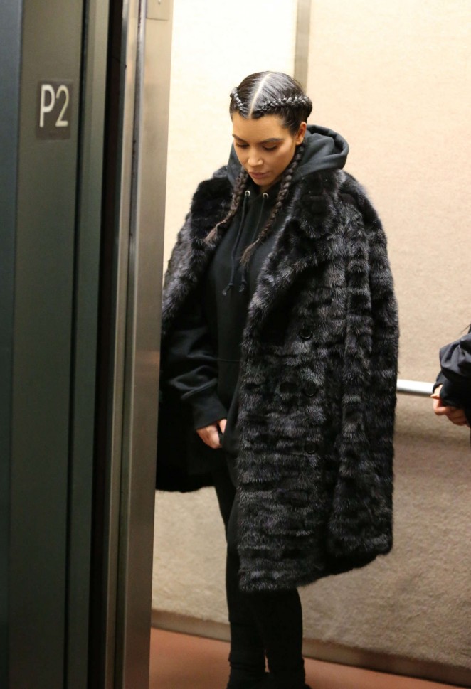 Kim-Kardashian-visits-a-doctors-office-champion-ann-demeulemeester