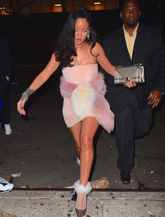 rihanna-sono-nightclub-miu-miu-fendi-stance-rihanna-dior-2