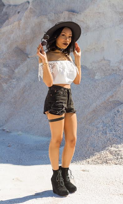 How-Do-You-Wear-It-Festival-Edition-SadeASpence-black-shorts-off-the-shouder-crop-top-black-hat-choker-coachella-inspired