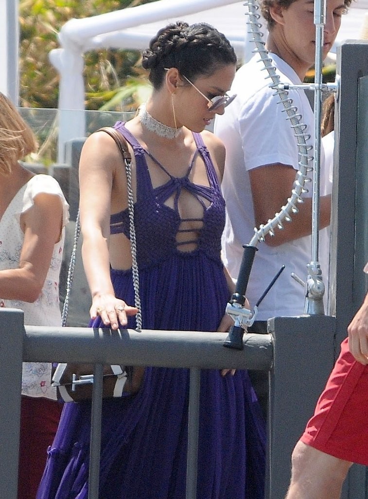 Olivia-Munn-Alberta-Ferretti-Spring-2016-Chiffon-and-Ribbons-Bands-Dress-3