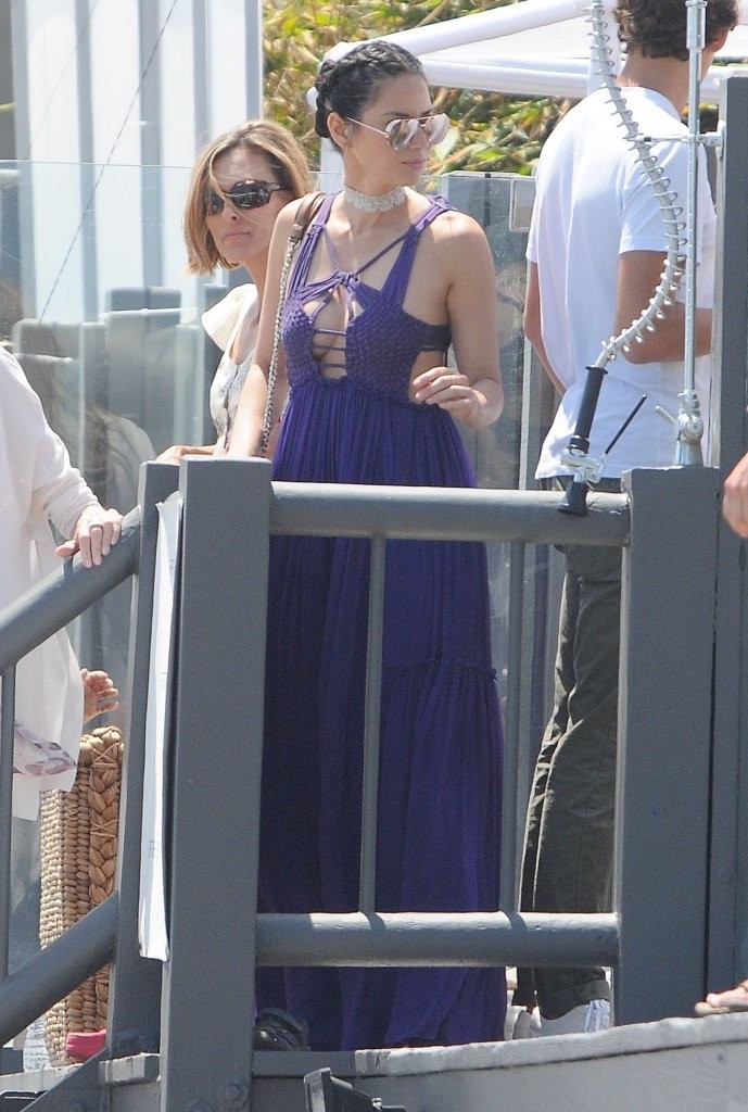 Olivia-Munn-Alberta-Ferretti-Spring-2016-Chiffon-and-Ribbons-Bands-Dress-4