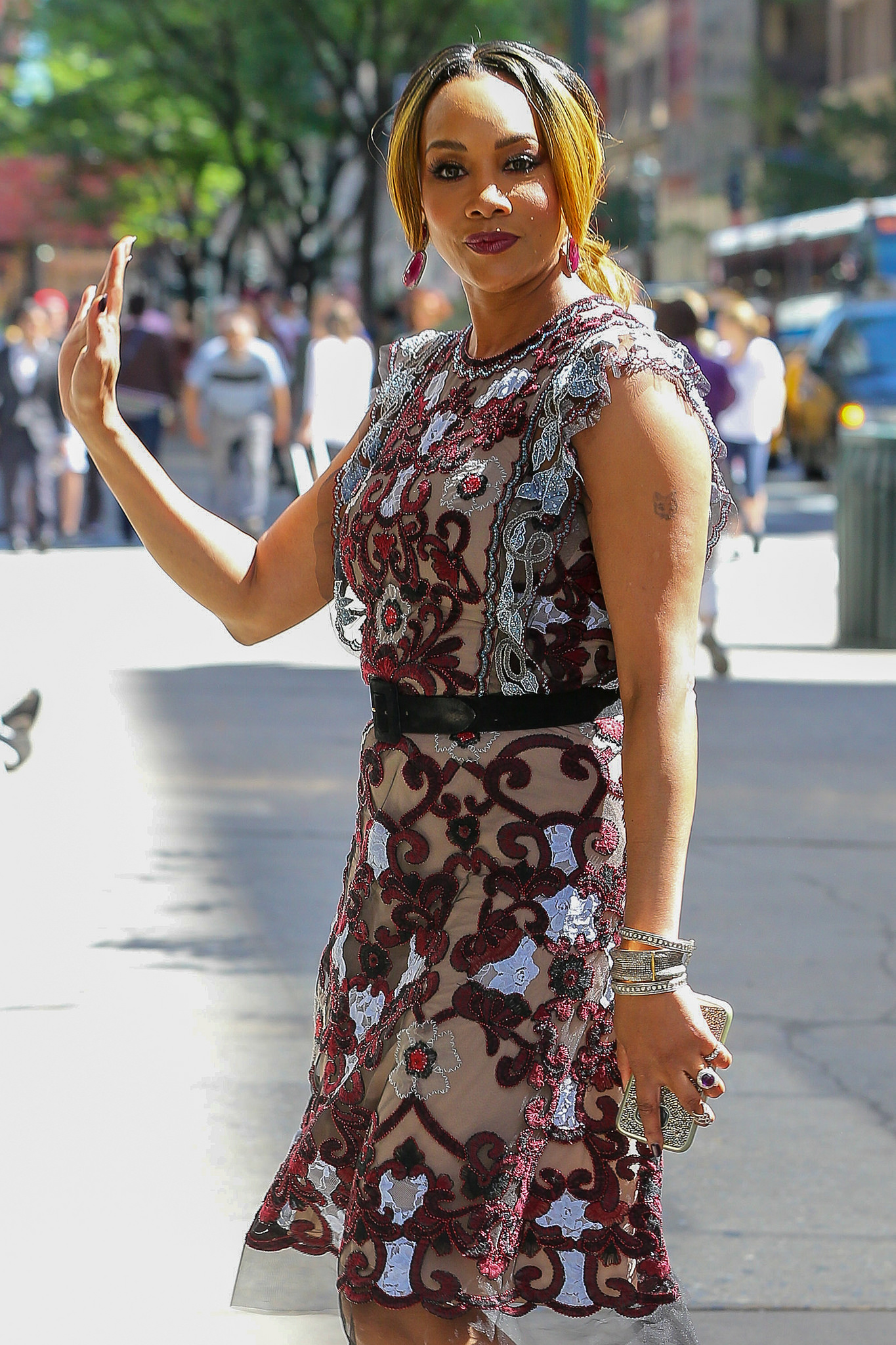 3-vivica-fox-aol-build-nyc-naeem-khan-resort-2016-burgundy-turquoise-embroidered-floral-print-sheer-hem-detail-cap-sleeve-dress