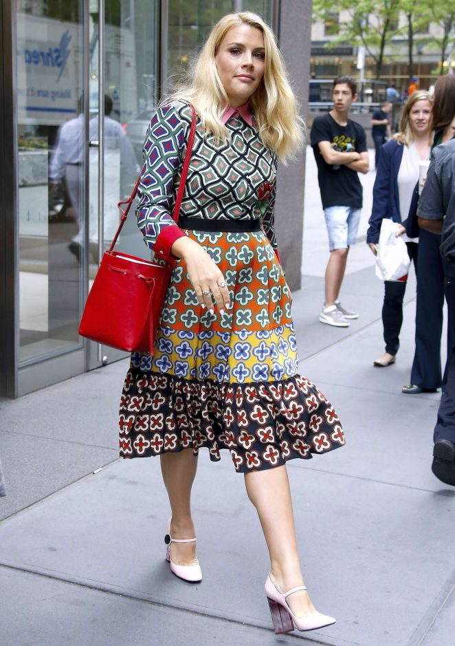 Busy-Philipps--Leaving-Sirius-Radio-Building-gucci-nicholas-kirkwood-mansur-gavriel