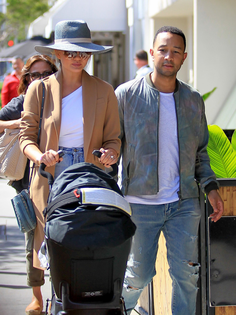 Chrissy+Teigen+John+Legend+Chrissy+Teigen-janessa-leone-chloe-alexander-wang-helmut-lang-r13-3