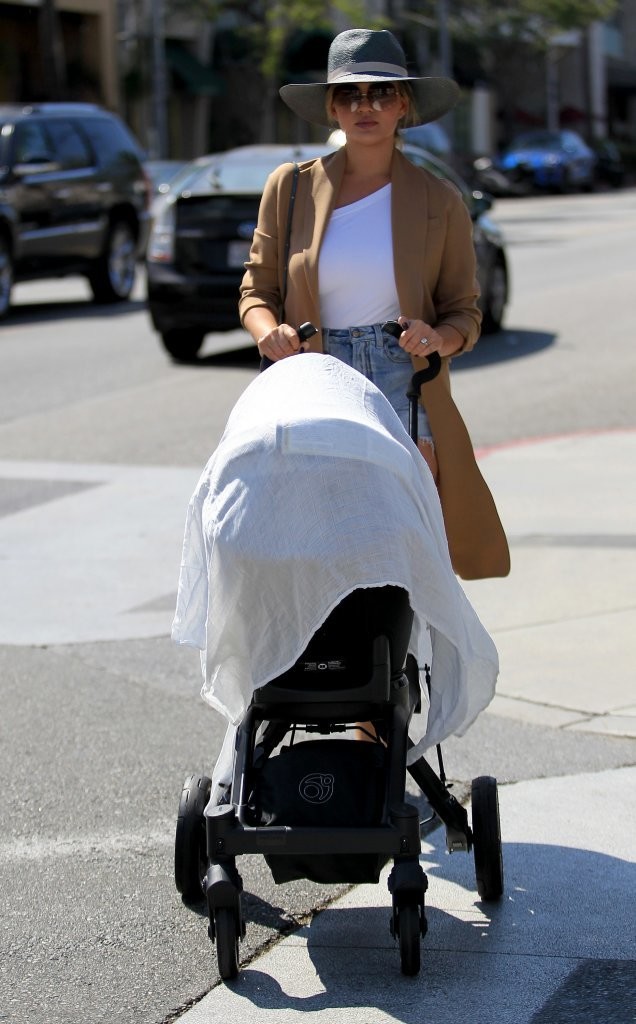 Chrissy+Teigen+John+Legend+Chrissy+Teigen-janessa-leone-chloe-alexander-wang-helmut-lang-r13