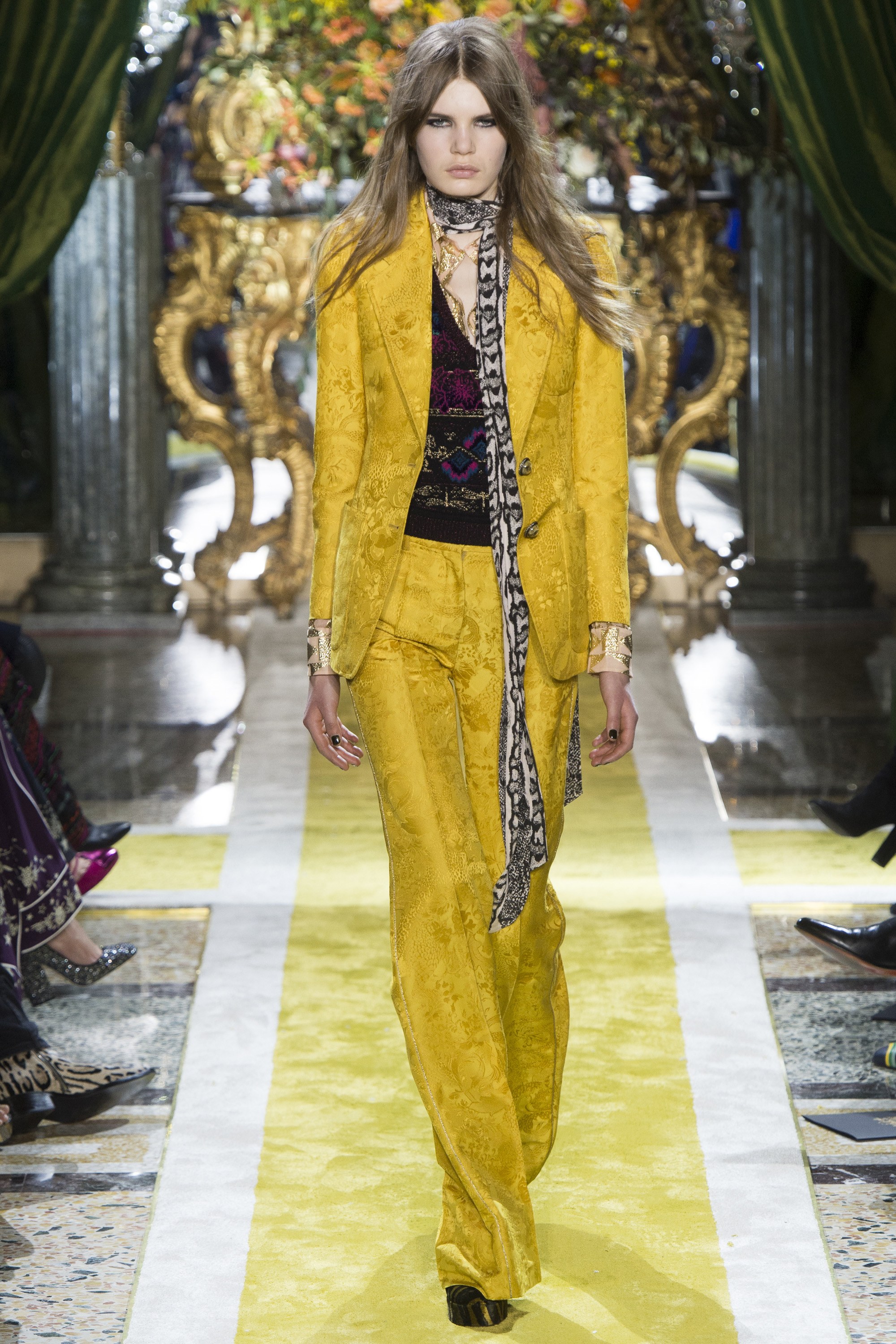 Emily-Ratajkowski-Roberto-Cavalli-gold-suit-6