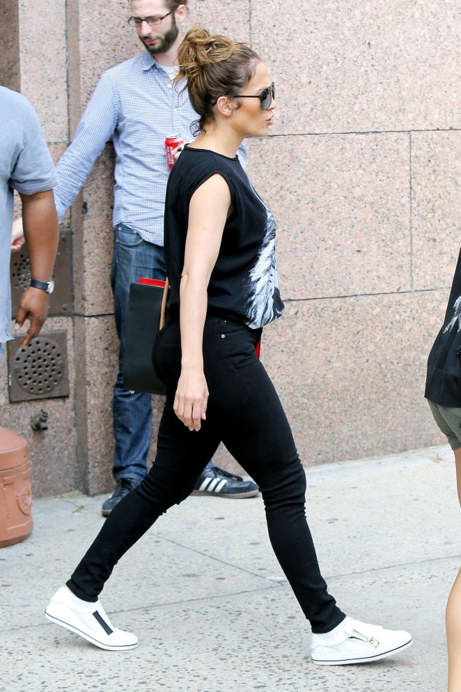 Jennifer-Lopez-in-Black-Jeans-nyc-stella-mccartney-1