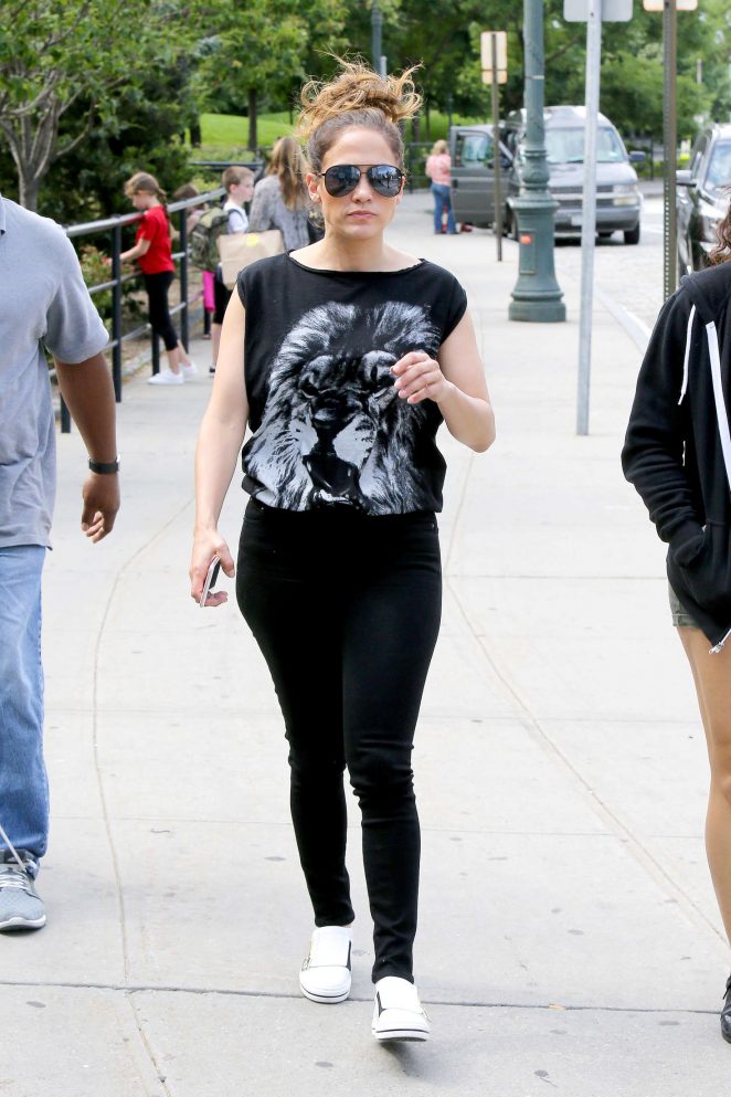 Jennifer-Lopez-in-Black-Jeans-nyc-stella-mccartney-2