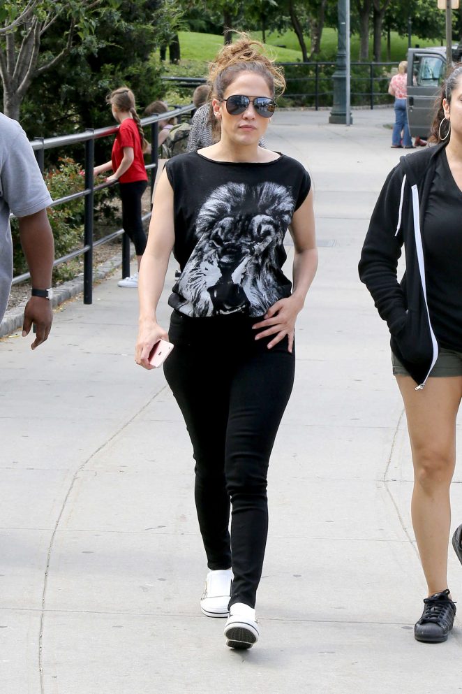 Jennifer-Lopez-in-Black-Jeans-nyc-stella-mccartney