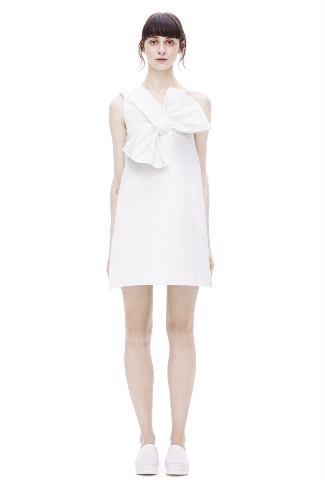 Naomie Harris's The Boodles Tennis Party Victoria Beckham White Twist Bow Dress, Aquazzura Byzantine White Leather Studded Flat and Milly Good:Bad Box Clutch 5