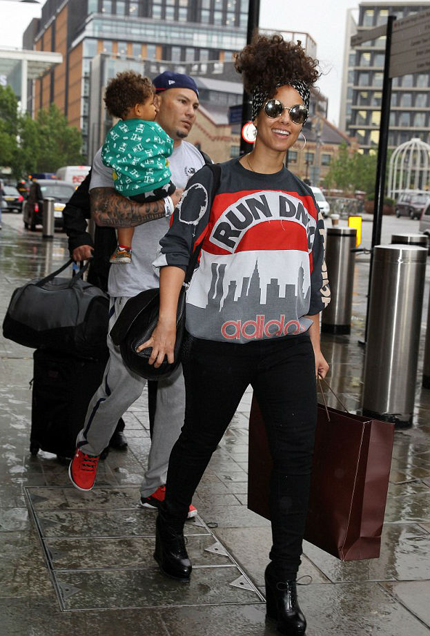 alicia-keys-st-pancras-train-station-london-vintage-80s-run-dmc-adidas-alaia-1