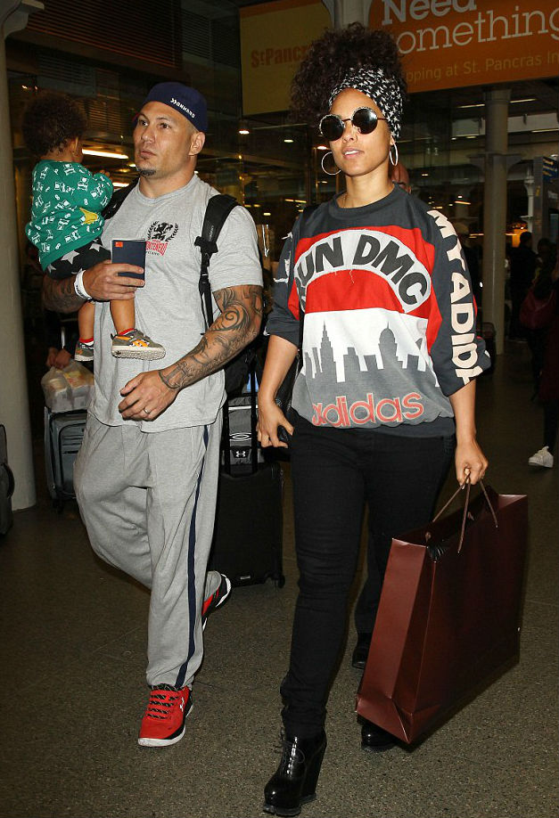 alicia-keys-st-pancras-train-station-london-vintage-80s-run-dmc-adidas-alaia-2