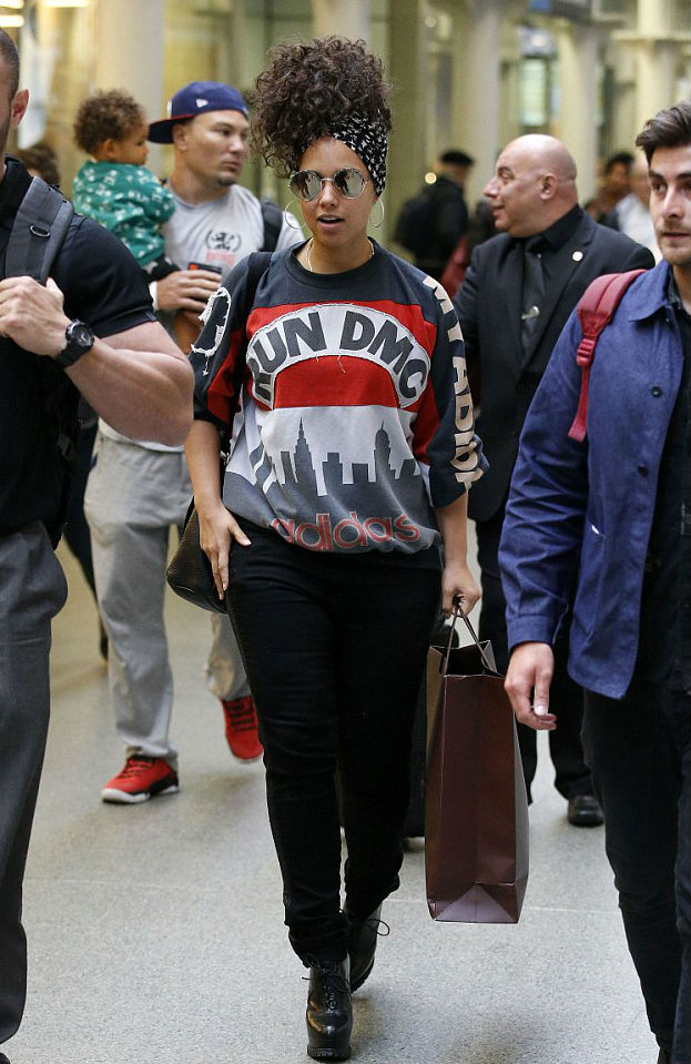 alicia-keys-st-pancras-train-station-london-vintage-80s-run-dmc-adidas-alaia