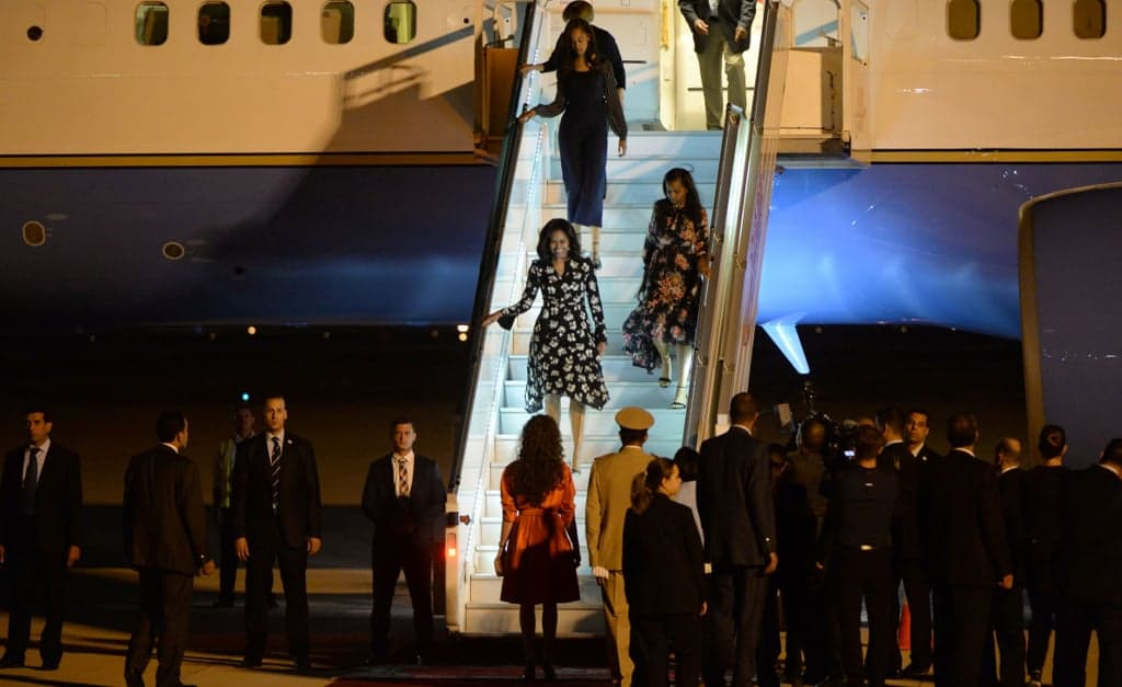 michelle-sasha-malia-obama-arrive-fresh-faced-in-morocco-proenza-2