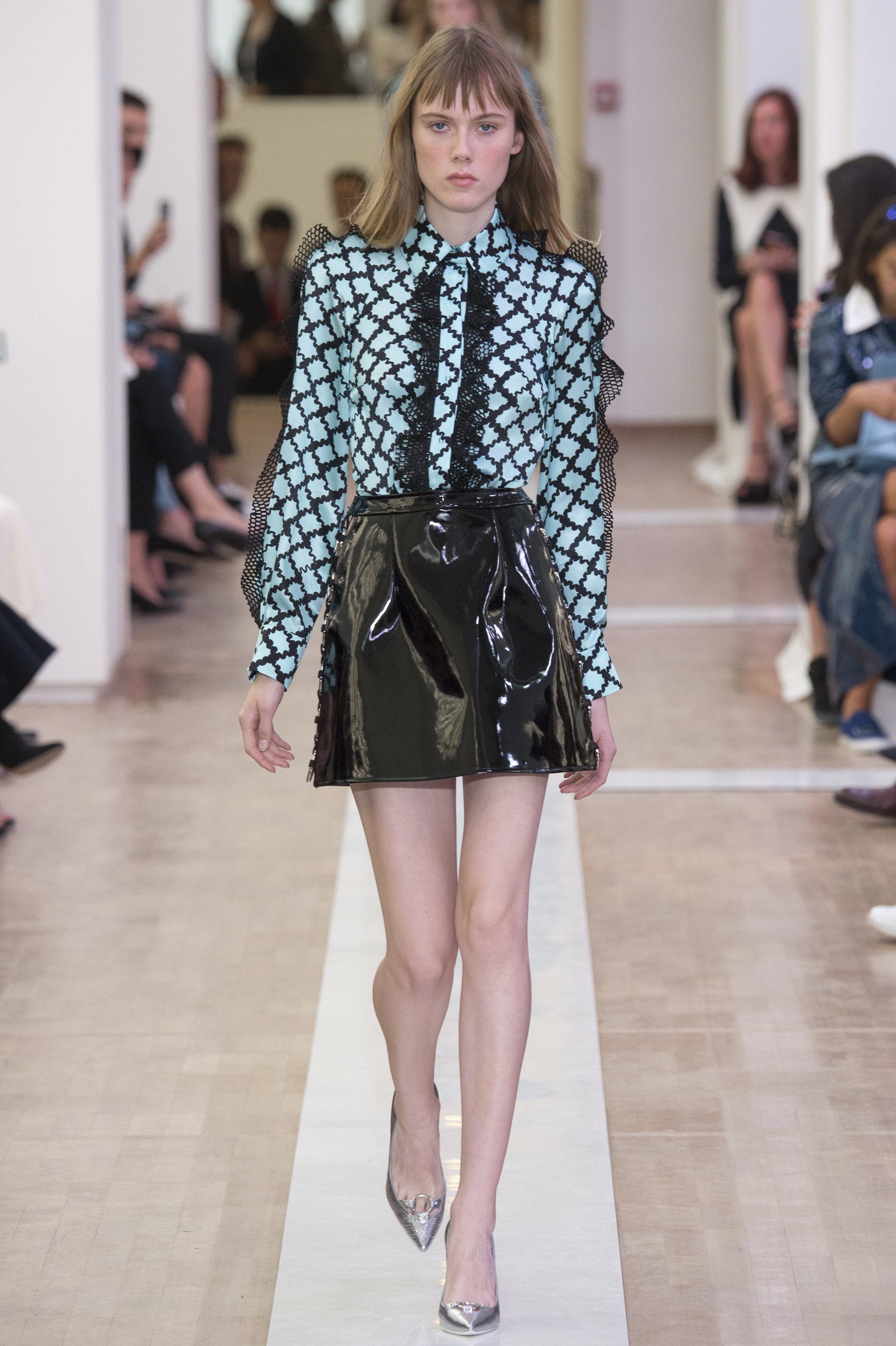 2-Emanuel-Ungaro-spring-2016-black-white-printed-black-shorts