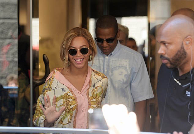 2-jay-z-milan-spring-2016-givenchy-christ-print-shirt