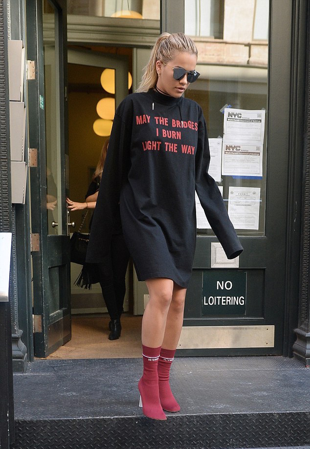 2-rita-ora-nyc-ventements-may-the-bridges-i-burn-light-the-way-oversized-printed-sweatshirt