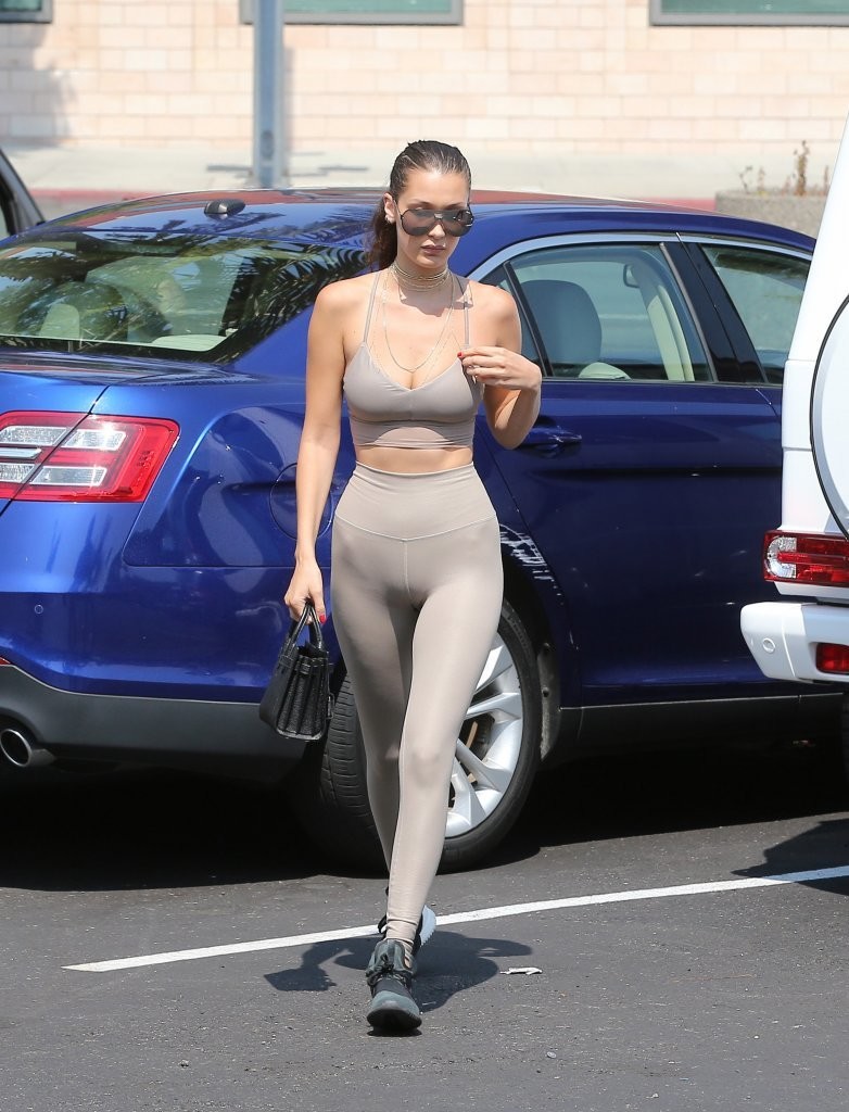 Bella+Hadid+Bella+Hadid+Dad+Lunch+Beverly-alo-yoga-2