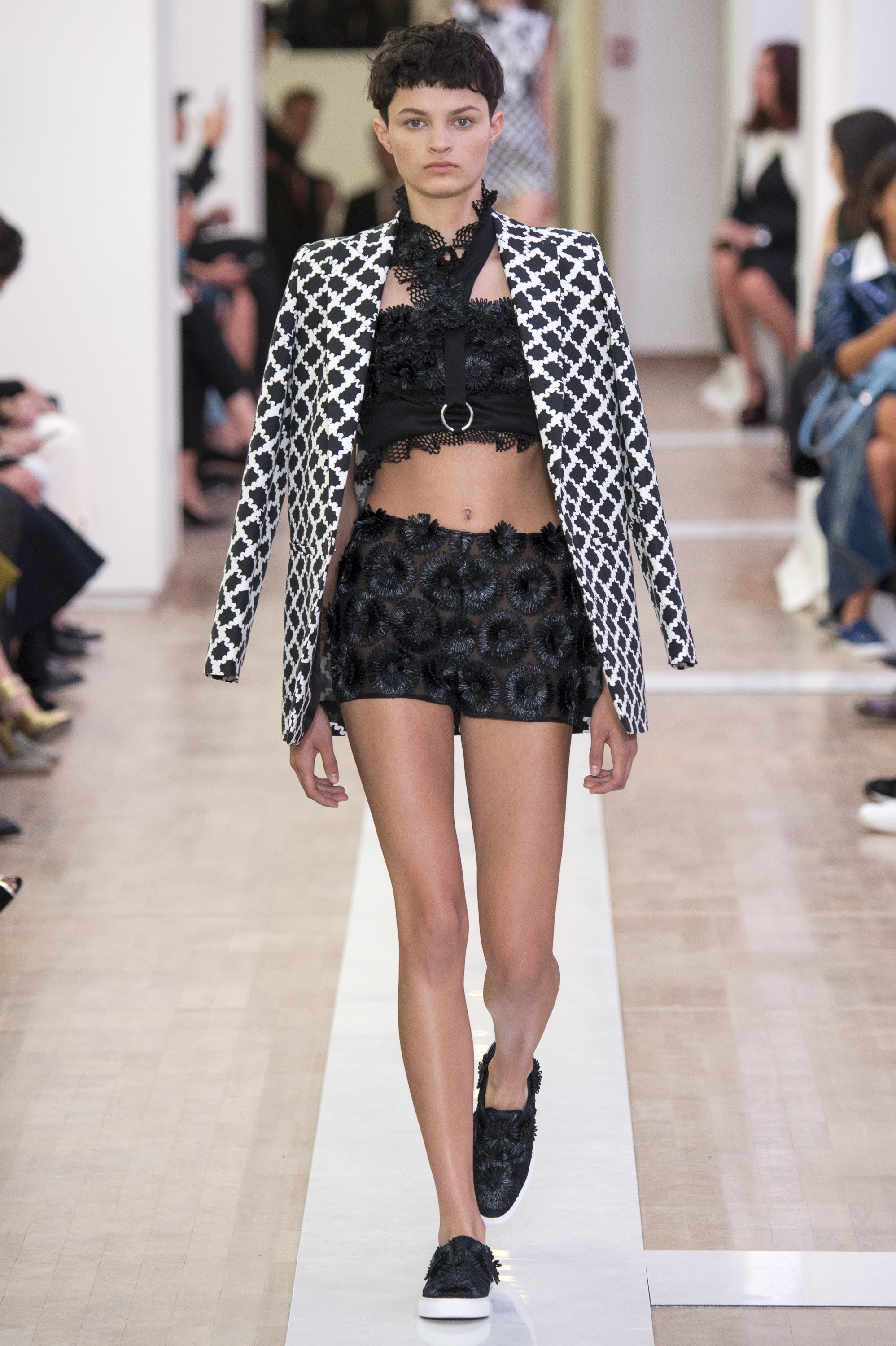Emanuel-Ungaro-spring-2016-black-white-printed-black-shorts