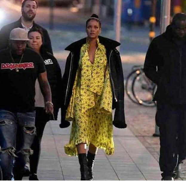 Hot-or-hmm-rihanna-vetements-spring-2016-ruffled-floral-dress-1
