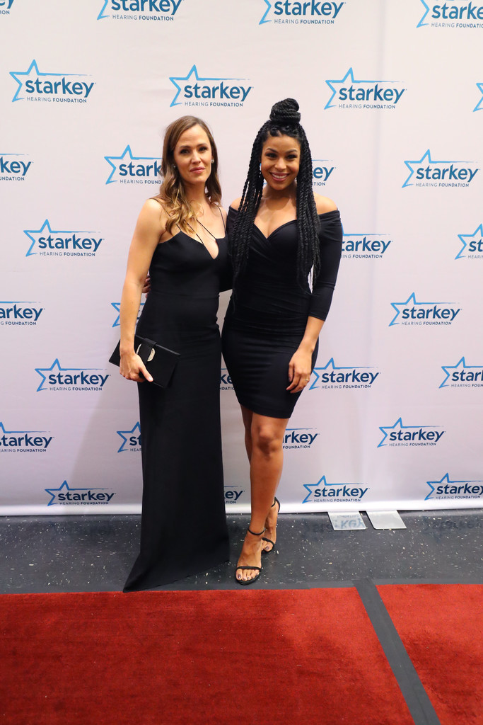 Jennifer-Garner-Victoria-Beckham-Resort-2016-1