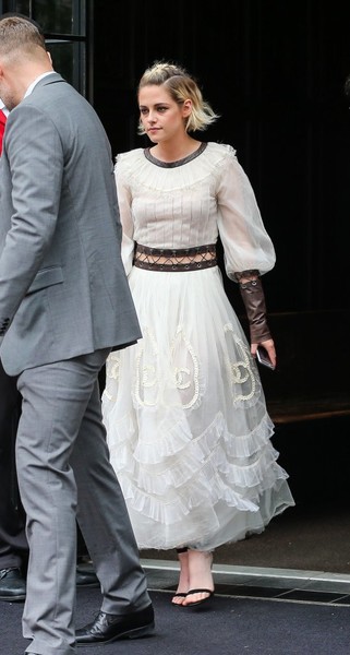 Kristen+Stewart+Cafe-society-premiere-chanel-fall-2016-white-ruffle-dress-2