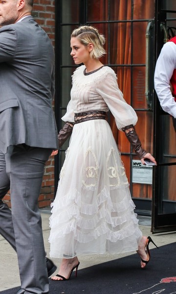 Kristen+Stewart+Cafe-society-premiere-chanel-fall-2016-white-ruffle-dress