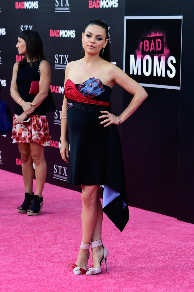 Mila-Kunis-Bad-Moms-Premiere-Atelier-Versace-Fall-2016-Couture-Ribbon-Detailed-Dress-4