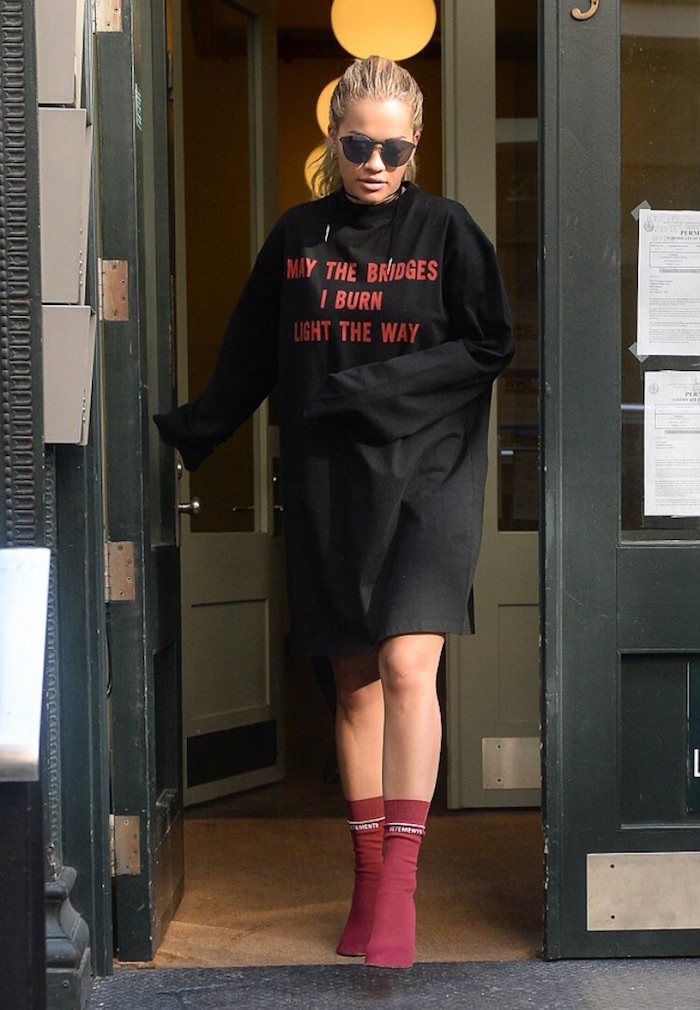 rita-ora-nyc-ventements-may-the-bridges-i-burn-light-the-way-oversized-printed-sweatshirt