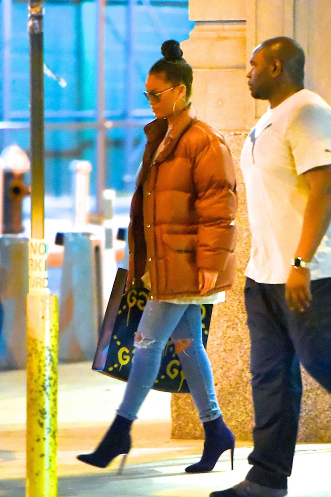 4-rihanna-new-york-city-gucci-fall-2016-gucci-chost-black-leather-yellow-print-tote-bag