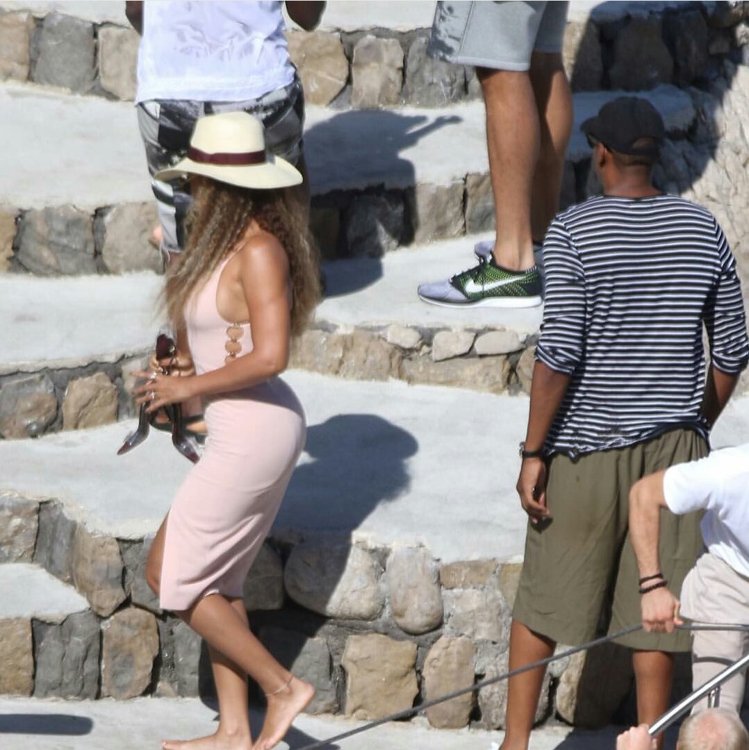 Beyonce-Zimmermann-Crepe-Link-Midi-Dress-3