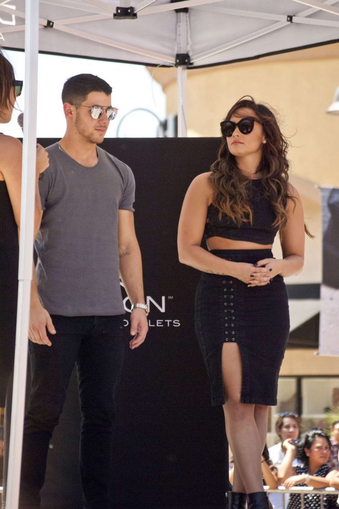 Demi-Lovato-at-Honda-Centre-Show-cotton-on-1