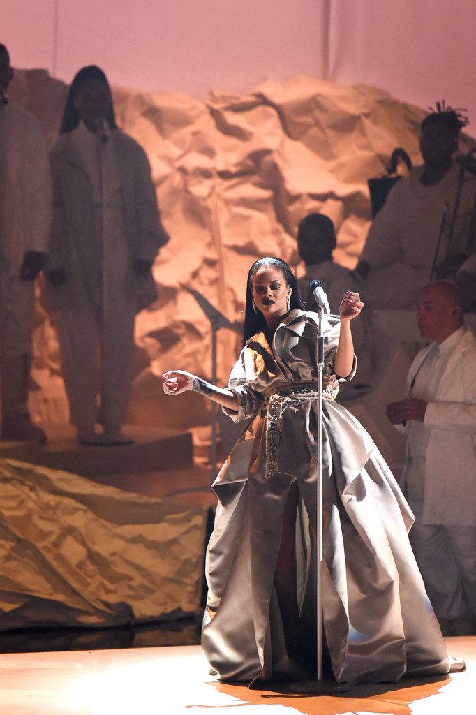 Rihanna+2016+MTV+Video+Music+Awards+Show-vauthier-couture-1