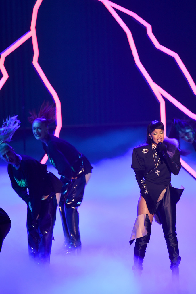 Rihanna+2016+MTV+Video+Music+Awards+Show-vetements