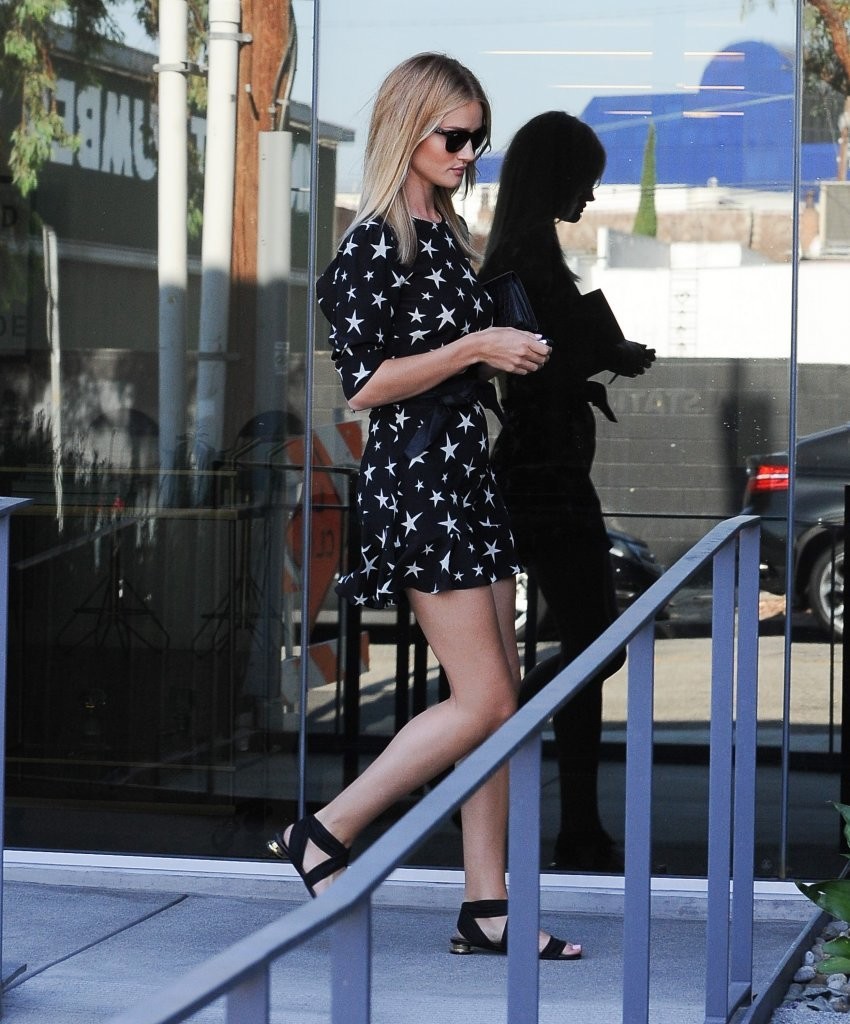 Rosie-Huntington-Whiteley-in-Short-Dress-realisation-par-tom-ford-2