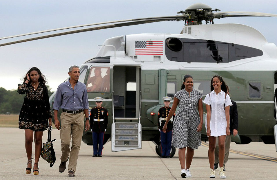 malia-sasha-obama-marthas-vineyard-glamorous-everlane-1