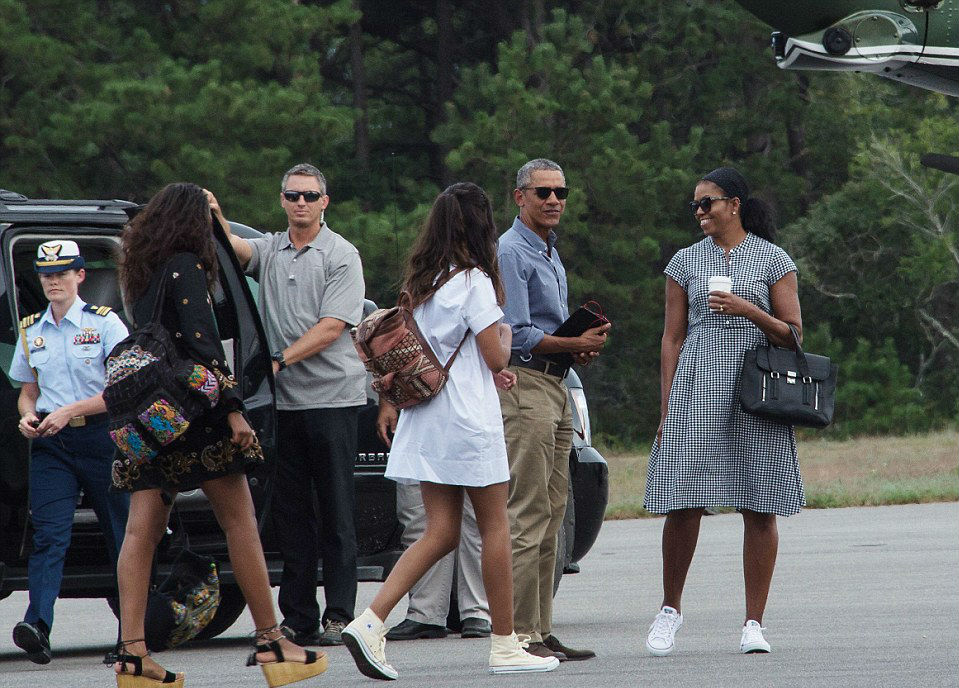 malia-sasha-obama-marthas-vineyard-glamorous-everlane-2