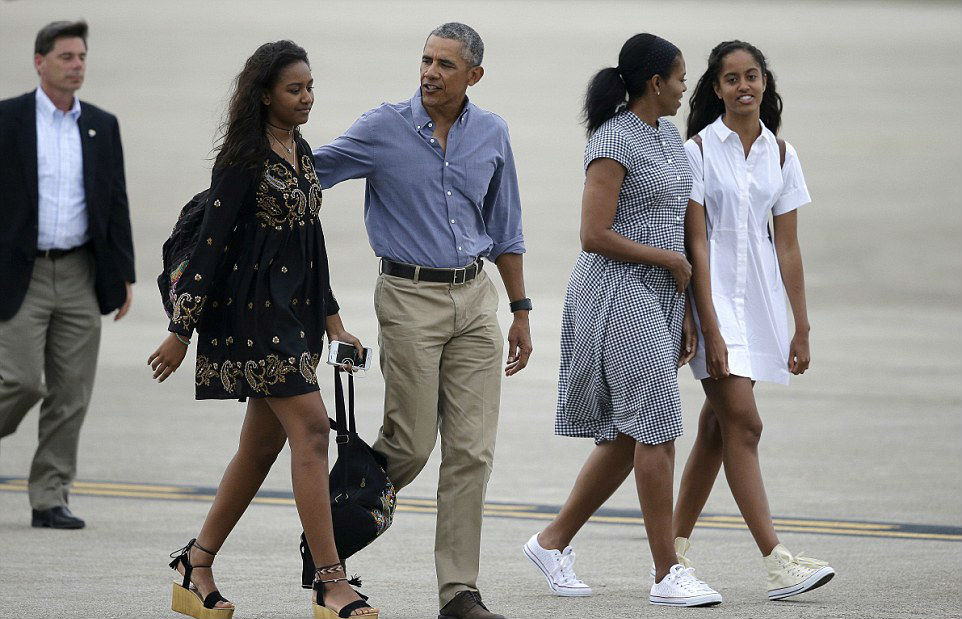 malia-sasha-obama-marthas-vineyard-glamorous-everlane